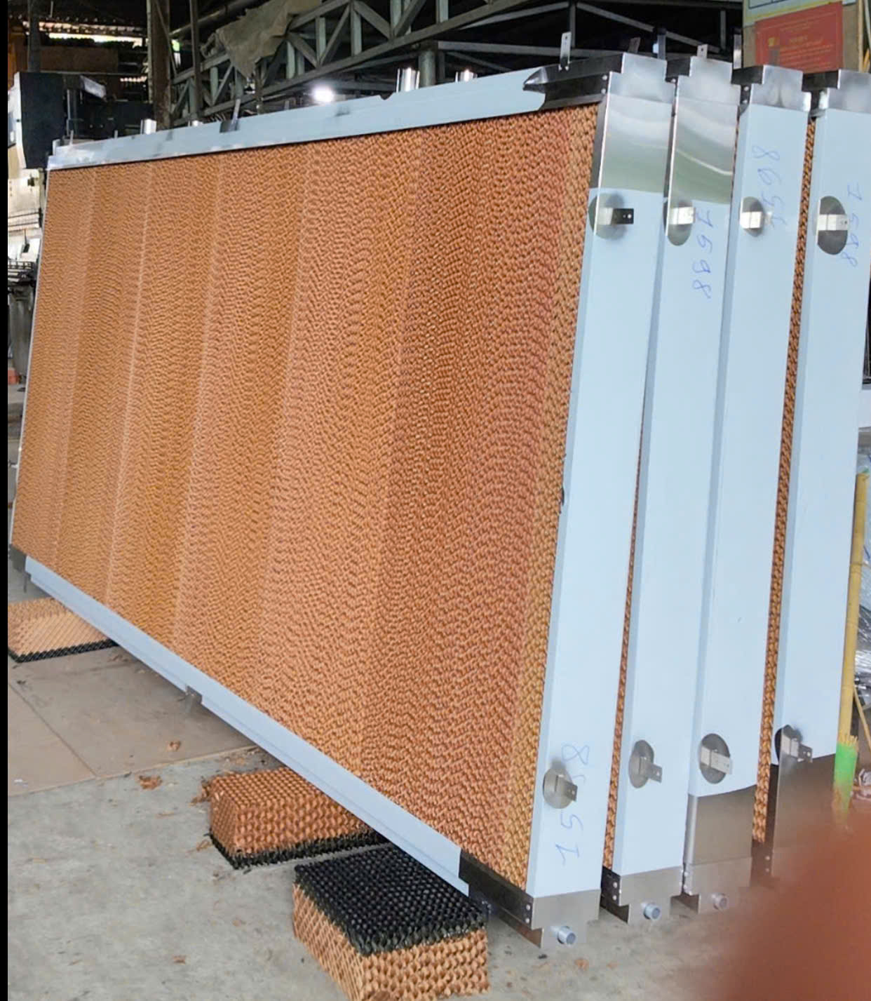 z7799282084826_c78549ac8e8dfbca103f59e609a61eae Khung bao tấm làm mát cooling pad