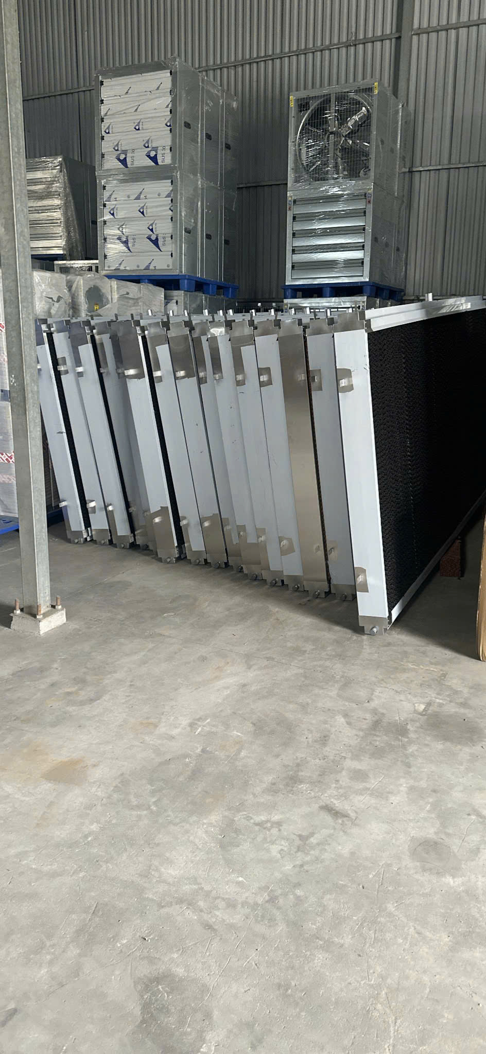 z7628345128738_4181650b35488c80e220c6f04d094804 Khung giàn mát cooling pad inox